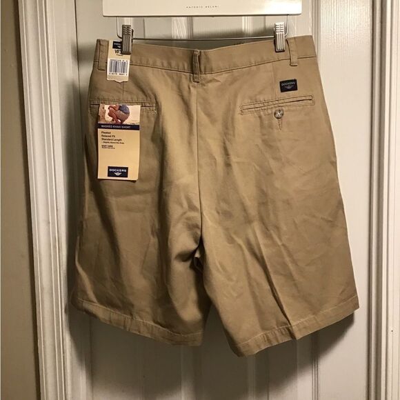 NWT Dockers washed pleated relaxed fit Khaki shorts sz.32 - Picture 1 of 6